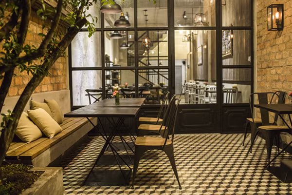 Hoa hậu Việt Nam 2006 - Mai Phương Thúy cũng sở hữu 2 nhà hàng tại trung tâm TP HCM. Mai Phương Thúy đã xây dựng quán theo phong cách hoài cổ nhưng không kém phần sang trọng và ấm cúng. Mọi chi tiết trang trí, đồ dùng trong quán đều do tự tay hoa hậu chọn lựa và sắp đặt.