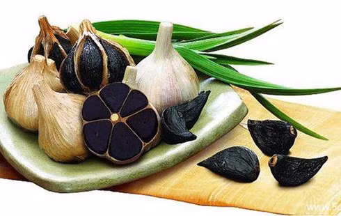 Công đoạn chăm sóc cầu kỳ, cộng thêm nhiều dinh dưỡng, nên giá bán tỏi cô đơn không hề rẻ như nhiều người lầm tưởng. Trung bình, mỗi kg tỏi cô đơn loại cao cấp bán 1,2 triệu/kg. Riêng loại có màu đen dao động khoảng 1,4 triệu đến 2,5 triệu đồng, gấp từ 5-10 lần so với tỏi thường.