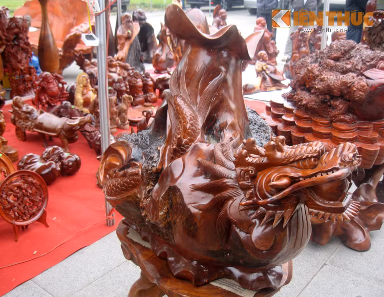 Các linh vật như rồng, hổ... làm từ gỗ đỏ, gỗ hương bày la liệt, khiến khách hàng hoa mày, chóng mặt chọn mua. Giá của tượng rồng là 40 triệu.