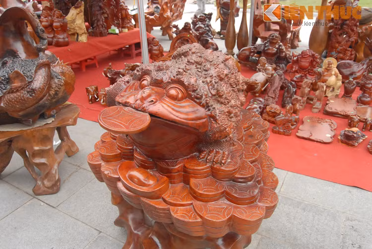 Mặc dù nhiều khách đến xem đồ gỗ mỹ nghệ xa xỉ sog phần lớn đều "lắc đầu, lè lưỡi" vì giá sản phẩm đắt đỏ, chỉ có giới đại gia mới lùng mua và chịu chơi rinh về.