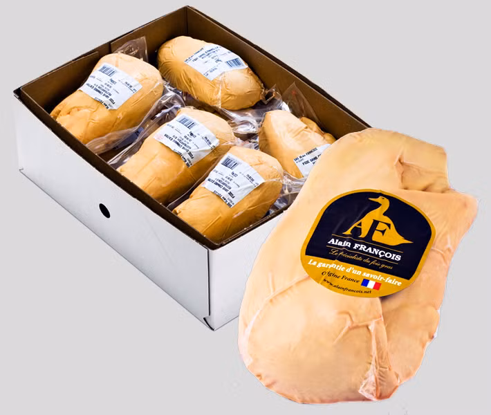 Trong dịp Tết, ngoài những món ăn truyền thống, xu hướng tìm những món ăn vừa lạ miệng, dễ chế biến và không bị ngán ngày càng được ưa chuộng. Món gan vịt cắt miếng (Pháp) tuy giá 2- 2,3 triệu/kg nhưng vẫn khá nhiều người đặt mua.