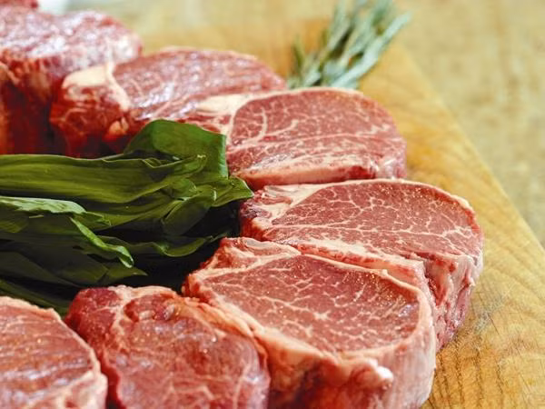 Các cửa hàng thực phẩm nhập khẩu nắm bắt được tâm lý người tiêu dùng cũng đã tăng thêm lượng hàng vào dịp cuối năm. Mỗi kg thịt bò Kobe (Nhật Bản) có giá bán 3 - 3,6 triệu đồng.