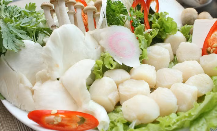 Cồi sò điệp là phần thịt ngon và qúy nhất của sò điệp, có thể chiên, nấu lẩu... vị ngọt, mát. Hiện tại, các cửa hàng thực phẩm nhập khẩu bán mỗi kg cồi sò điệp 1,2 triệu/kg.