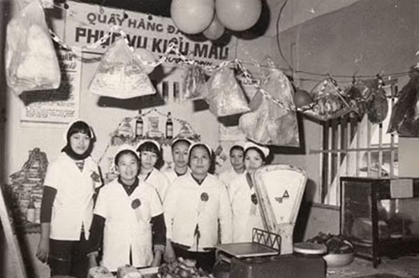 Mậu dịch viên (nhân viên cửa hàng mậu dịch) là một nghề "hot", được nhiều người thời kỳ này ao ước.