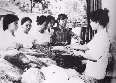 Nghề bán thực phẩm được "chuộng" vì việc phân phối thực phẩm từ những cân gạo, lít dầu hỏa hay lạng thịt đều phải qua cửa hàng thực phẩm và người mua dùng tem phiếu để đổi.