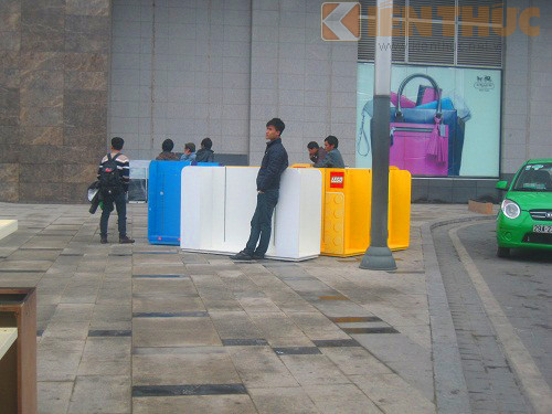 Không ít nhân viên của các cửa hàng lộ rõ vẻ chán nản trên khuôn mặt khi phải dọn đồ trong ngày đông lạnh giá. Anh Thái Tuấn (nhân viên cửa hàng chăn, đệm) cho biết: "Vừa gấp, vừa bất tiện khiến anh em chuyển đồ mãi không xong. Bao nhiêu là hàng hóa, đồ đạc mà có mỗi cái cửa bé tí để khiêng đồ ra vào, bảo vệ chốt hết các cửa rồi. Anh em cũng mệt lắm".