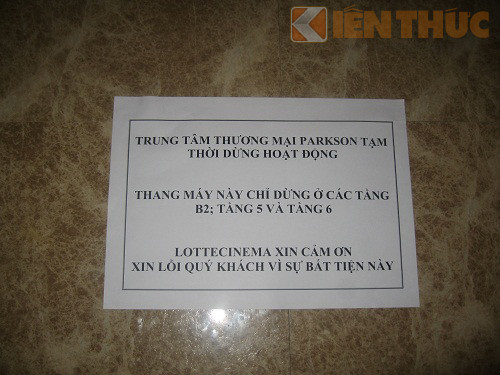 Bên trong, mọi lối đi từ phía rạp chiếu phim, Landmark 72 đến trung tâm thương mại đều ngưng hoạt động.