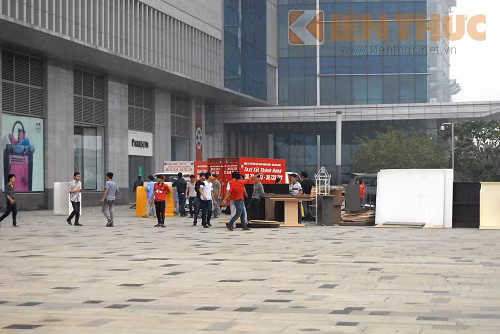 Khá bất ngờ và không kém phần bức xúc, một nhân viên cửa hàng nội thất cho biết: "Mình chuyển đồ từ đêm qua đến giờ còn chưa xong, thông tin quá bất ngờ, không trở tay kịp. Chưa kể, gần Tết rồi, giờ chuyển đi mất một lượng khách lớn chứ".