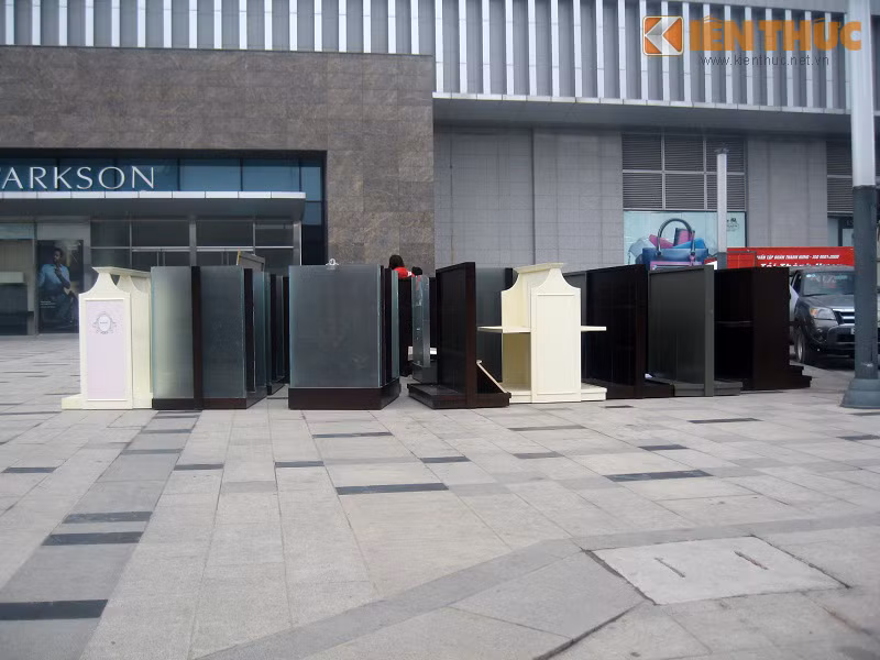 Việc Parkson Keangnam đóng cửa khiến không ít tiểu thương khó chịu, nhiều người lo lắng về việc tái lập kinh doanh sau sự việc này. Một nhân viên cửa hàng đồ chơi, vừa chuyển đồ vừa chia sẻ: "Thuê mặt bằng thì giờ có nhiều chỗ, khổ nhất là lại tổ chức lại từ đầu, Tết đến rồi, coi như mất một khoản".