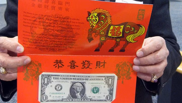 Điểm độc đáo khiến tờ tiền gây "sốt" là lời chúcTết in trên bao bì đựng tờ tiền và hình dê biểu trưng của năm 2015 được mạ vàng. Hiện tại, tờ 1 USD có giá dao động 500.000 - 600.000 đồng/tờ.