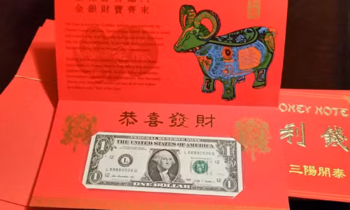 Năm 2015 có thêm nhiều phiên bản tiền độc lạ, trong đó, tờ 1 USD seri 8888 có giá bán, đổi gấp đôi các tờ 1 USD seri đẹp thường thấy. Đây là tờ tiền phiên bản mới nhất trong dòng sản phẩm "Tiền may mắn 12 con giáp", được Bộ tài chính Mỹ phát hành.