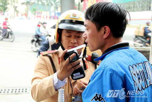 CSGT kiểm tra nồng độ cồn của người tham gia giao thông có dấu hiệu vi phạm.