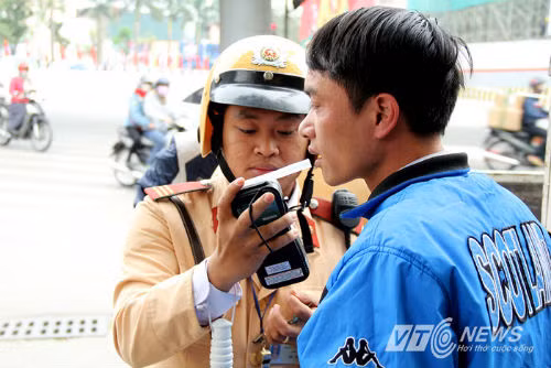 CSGT kiểm tra nồng độ cồn của người tham gia giao thông có dấu hiệu vi phạm.