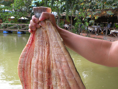 Cá dứa một nắng được xem là một trong những món lạ miệng dịp Tết, với khoảng 250.000 - 270.000 đồng/túi/1kg, người mua đã có thể đặt được món cá thịt thơm, ngọt.