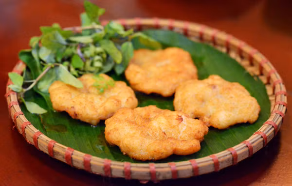 Chả mực được chế biến từ những con mực mai tươi ngon, dày mình, vốn là quà biếu nức tiếng bốn phương, giá từ 350.000 - 500.000 đồng/kg.