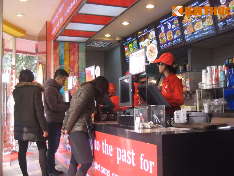 Lotteria van vo tu ban do uong nhiem khuan cho khach?-Hinh-4