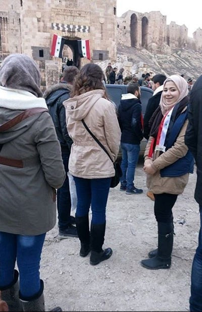 Mọi người hào hứng vào bên trong thăm thú lại thánh đường. Ảnh FNA