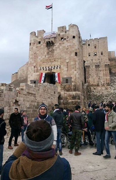 Nam thanh niên đứng tạo dáng bên ngoài thánh đường. Ảnh FNA