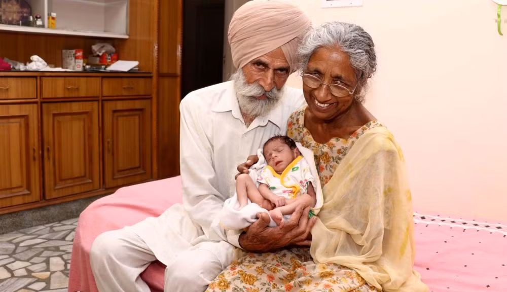 Đôi vợ chồng già đều trên 70 tuổi tới từ Ấn Độ hạnh phúc bế con trai mới sinh trên tay. Ở tuổi trên 70, bà lão Daljinder Kaur đã hạ sinh con trai khỏe mạnh vào ngày 19/4 bằng phương pháp thụ tinh trong ống nghiệm (IVF). Ảnh QQ