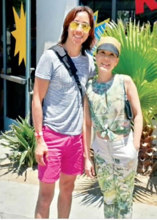 Theo Thế giới văn hóa online, Việt Hương lần đầu gặp Hoài Phương khi lưu diễn ở Mỹ năm 2005. Lúc đó, Việt Hương chuẩn bị lên sân khấu thì phát hiện micro bị hư. Cô đến hỏi mượn micro của Hoài Phương ở hậu trường sau khi anh diễn xong. Vì tưởng Hoài Phương là người châu Mỹ, Việt Hương nói tiếng Anh. Khi trở vào hậu trường, cô bị Hoài Phương chê: "Em nói tiếng Anh dở thật" khiến nữ nghệ sĩ chống chế: “Tôi có phải người Mỹ đâu mà nói tiếng Anh hay”. Ảnh: Thế giới Văn hóa Online