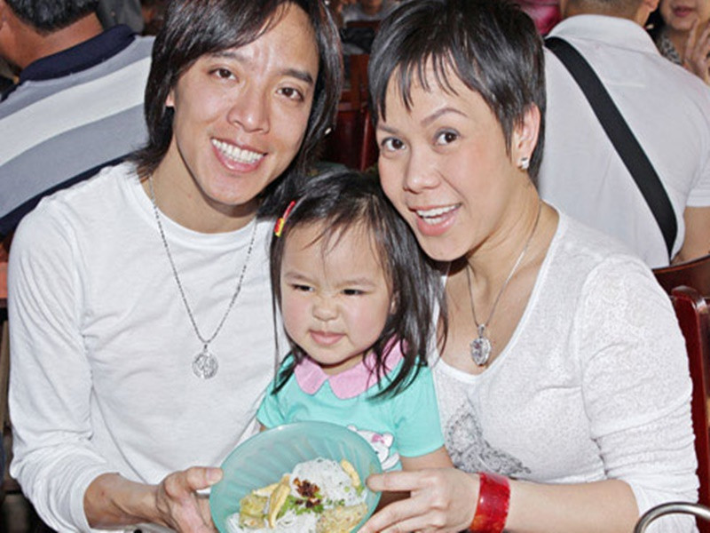 Trong thời gian yêu nhau, Việt Hương và Hoài Phương gặp nhau vào những dịp cô sang Mỹ lưu diễn. Mối tình của nữ nghệ sĩ sĩ được gắn kết bằng những cuộc điện thoại. Có lần giận nhau, Việt Hương gọi cho anh suốt ba giờ, hết gần một nghìn USD do không dùng dịch vụ tiết kiệm. Mỗi lần nhắc lại chuyện cũ, cô thường đùa chồng rằng vì yêu nhau tốn kém quá nên phải cưới. Ảnh: Khám phá