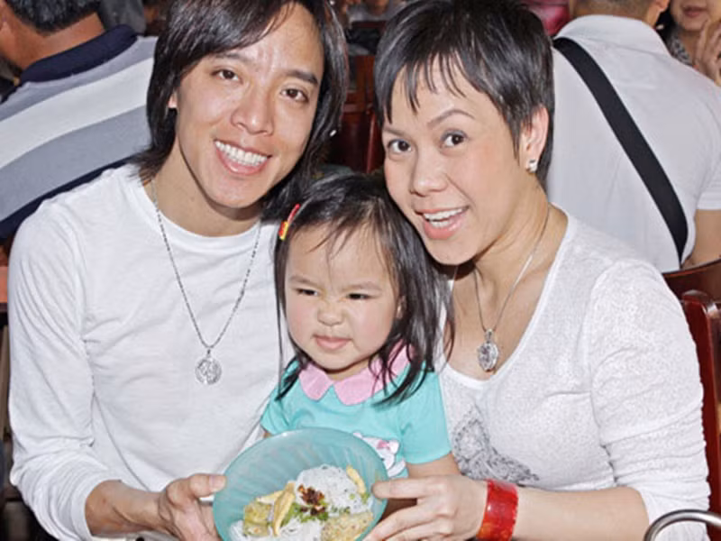 Trong thời gian yêu nhau, Việt Hương và Hoài Phương gặp nhau vào những dịp cô sang Mỹ lưu diễn. Mối tình của nữ nghệ sĩ sĩ được gắn kết bằng những cuộc điện thoại. Có lần giận nhau, Việt Hương gọi cho anh suốt ba giờ, hết gần một nghìn USD do không dùng dịch vụ tiết kiệm. Mỗi lần nhắc lại chuyện cũ, cô thường đùa chồng rằng vì yêu nhau tốn kém quá nên phải cưới. Ảnh: Khám phá