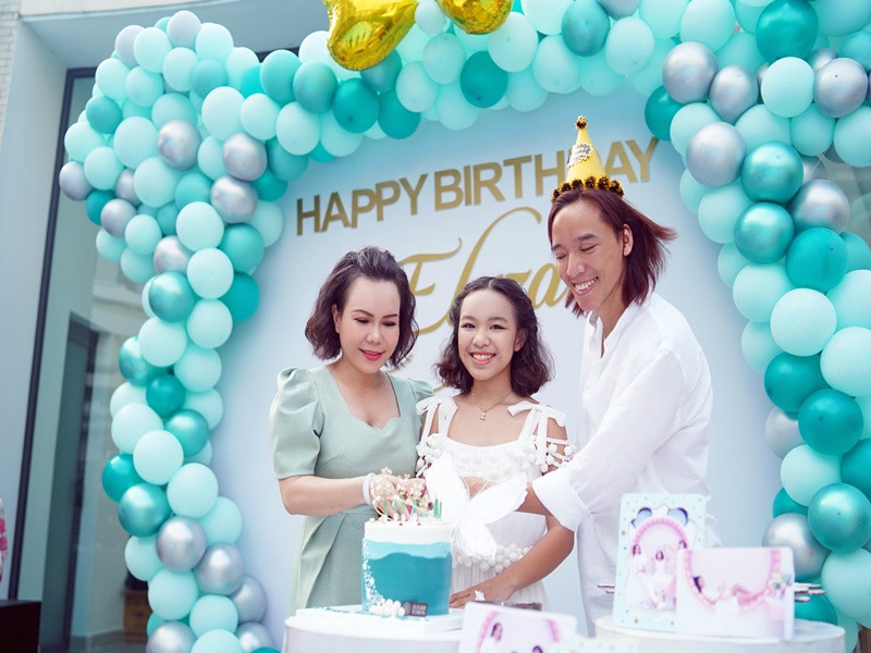 Khi không bận làm việc, Việt Hương tự tay chăm sóc chồng con. Cô làm những món ăn chồng thích như thịt kho, cá kho. Việt Hương cũng dọn dẹp nhà cửa sạch sẽ. Ảnh: FBNV