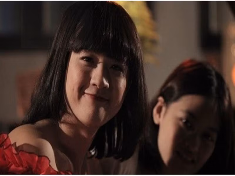 Trong cuộc phỏng vấn với VTV, Thanh Duy cho biết, khi anh mặc trang phục của con gái, cả đoàn phim đều xuýt xoa. Thậm chí, vì vai của anh được mặc đẹp nên nhiều phân đoạn, ê-kíp còn trêu là anh còn át cả nữ chính về độ xinh gái. "Tôi vốn nhỏ con, gương mặt xinh xắn (người ta bảo thế!) nên hầu như tôi không có khó khăn vì trong việc giả gái", Thanh Duy nói. Ảnh: Dân Trí