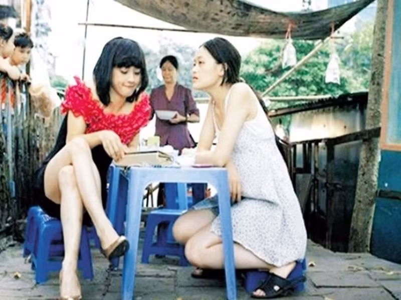 Việc Thanh Duy giả gái vốn không quá xa lạ với khán giả. Trong phim điện ảnh "Đập cánh giữa không trung", anh vào vai Linh - một anh chàng khát khao làm phụ nữ, hằng ngày mặc trang phục nữ giới, trang điểm, đội tóc giả. Ảnh: Zing