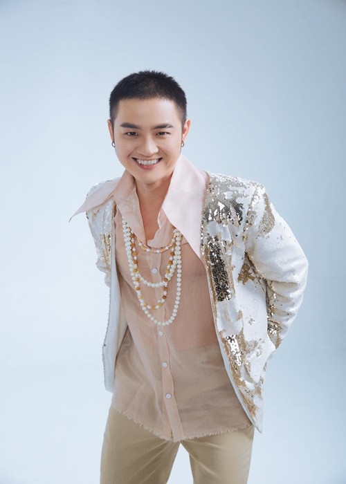 Thanh Duy cho hay: “Việc tôi bắt đầu hoạt động với hình tượng drag queen Delilah không có nghĩa tôi sẽ đi chuyển giới. Tôi vẫn thích làm con trai. Ở nước ngoài có rất nhiều drag queen nổi tiếng làm con trai hay con gái vẫn rất đẹp. Mình nghĩ những người như vậy rất tài năng vì họ sống trọn vẹn ở 2 cuộc đời, dù có là phiên bản nào thì mình vẫn tự tin mình vẫn đẹp và tài năng. Còn những người có quyết định chuyển giới thì mình vẫn rất trân trọng họ vì đó là quyết định rất can đảm. Ngoài ra, tôi cũng chưa có một tuyên bố nào về việc đi chuyển giới”. Ảnh: FBNV