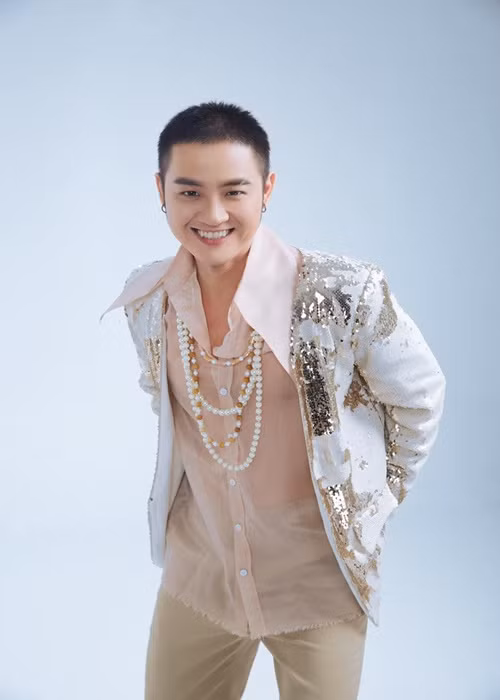 Thanh Duy cho hay: “Việc tôi bắt đầu hoạt động với hình tượng drag queen Delilah không có nghĩa tôi sẽ đi chuyển giới. Tôi vẫn thích làm con trai. Ở nước ngoài có rất nhiều drag queen nổi tiếng làm con trai hay con gái vẫn rất đẹp. Mình nghĩ những người như vậy rất tài năng vì họ sống trọn vẹn ở 2 cuộc đời, dù có là phiên bản nào thì mình vẫn tự tin mình vẫn đẹp và tài năng. Còn những người có quyết định chuyển giới thì mình vẫn rất trân trọng họ vì đó là quyết định rất can đảm. Ngoài ra, tôi cũng chưa có một tuyên bố nào về việc đi chuyển giới”. Ảnh: FBNV