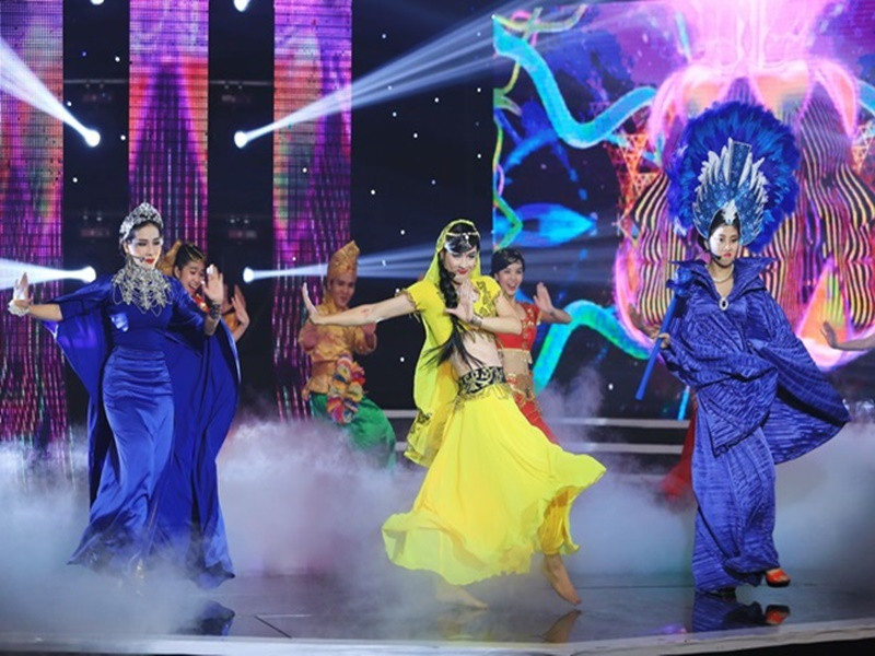 Nam ca sĩ thể hiện những điệu múa bụng đẹp mắt. Ảnh: Đời sống pháp luật