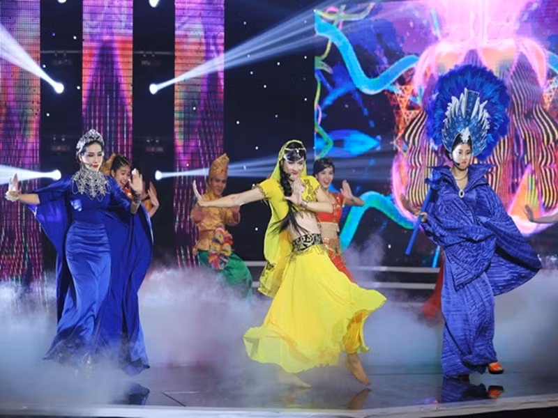 Nam ca sĩ thể hiện những điệu múa bụng đẹp mắt. Ảnh: Đời sống pháp luật