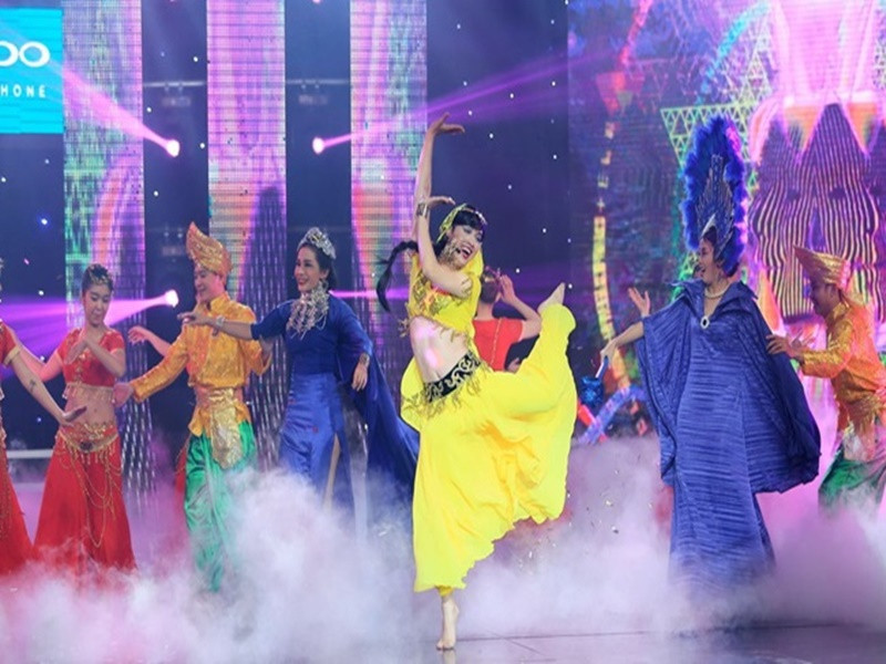 Giám khảo Phương Thanh nhận xét về màn múa bụng của Thanh Duy: “Thanh Duy, em giả gái dễ thương quá em ơi. Phải nói là quá duyên. Em múa chị thấy còn đẹp hơn nữ múa nữa đó”. Ảnh: Đời sống pháp luật