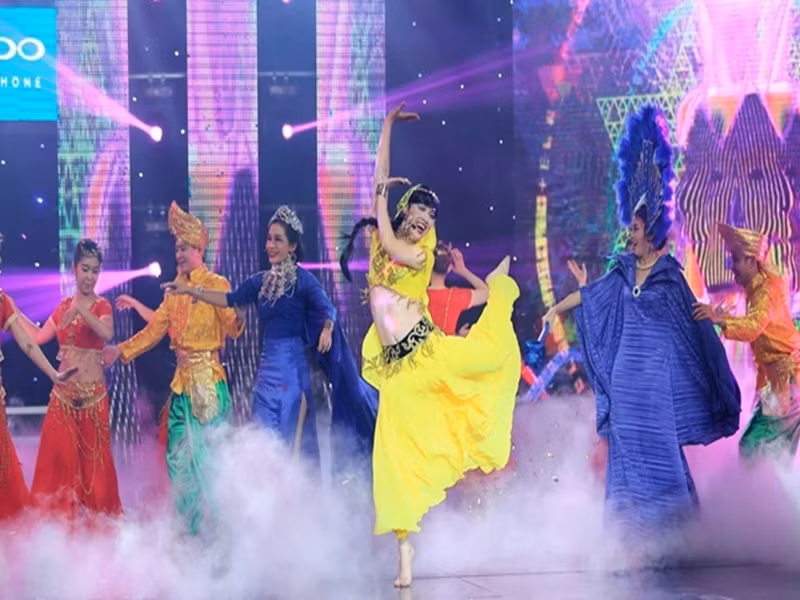 Giám khảo Phương Thanh nhận xét về màn múa bụng của Thanh Duy: “Thanh Duy, em giả gái dễ thương quá em ơi. Phải nói là quá duyên. Em múa chị thấy còn đẹp hơn nữ múa nữa đó”. Ảnh: Đời sống pháp luật