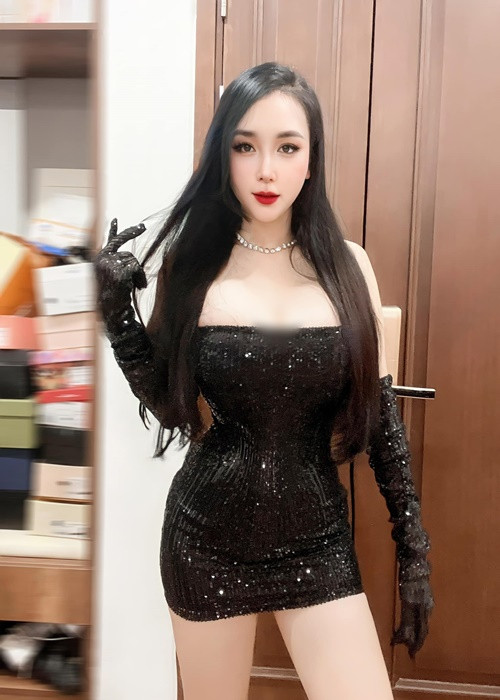 Khi đi cùng Khắc Việt, Thảo Bebe thường chọn những bộ váy kín đáo.