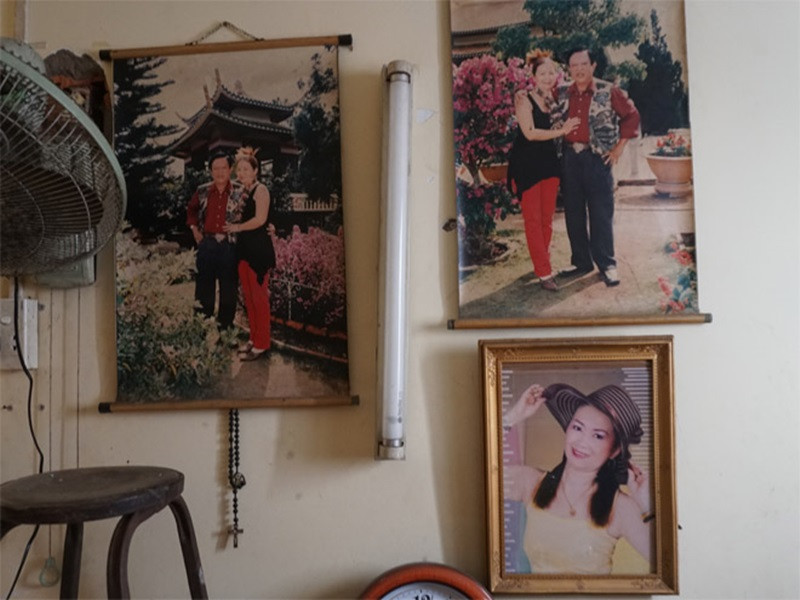 Tác giả “Nhẫn cỏ cho em” nói thêm: “Có nhiều cô tình nguyện đến với tôi, sống cùng một vài tháng, vài năm, rồi chán và ra đi. Có nhiều người đi vì nhận ra họ chỉ yêu những bài hát của tôi chứ không chấp nhận được con người thật của tôi”. Ảnh: Dân Việt