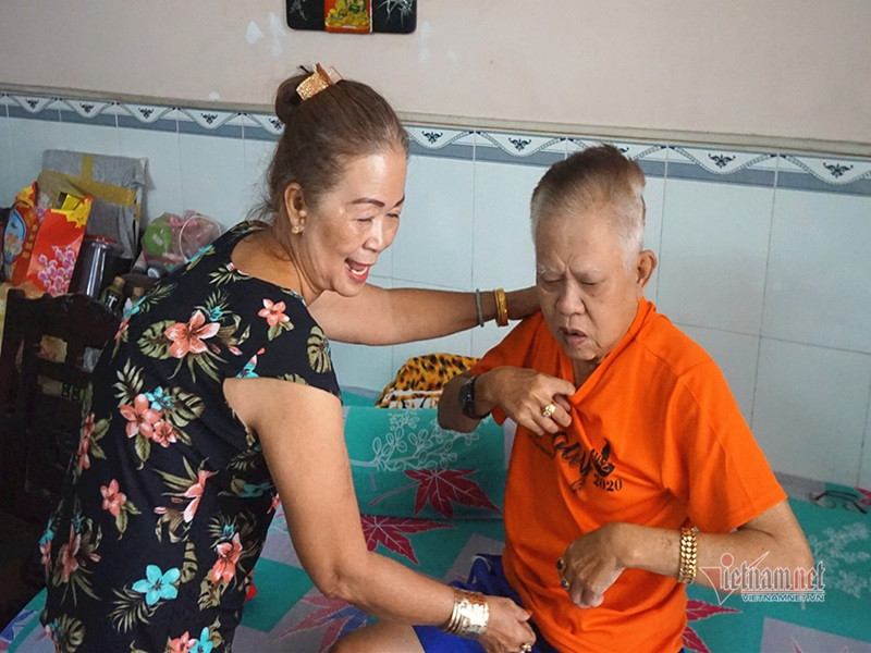 Theo Vietnamnet, bà Lệ và nhạc sĩ Vinh Sử đường ai nấy đi khi con tròn 2 tuổi. Mãi đến năm 2006, ông bắt đầu bị bệnh mới gọi nhờ bà chăm sóc. Bà Lệ từng chia sẻ, bà thương nhạc sĩ Vinh Sử và mãn nguyện khi chồng và các con đều hiểu lòng mình. Không chỉ con chồng, cả dâu rể đều gọi bà là "má Ba", "má Lệ". Ảnh: Vietnamnet