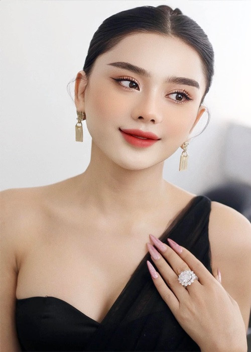 Trước đây, nữ ca sĩ từng bày tỏ quan điểm tình yêu dù đẹp hay xấu, khi chia tay rồi thì cũng không nên lên mạng kể xấu người mình từng yêu. Nếu có nhắc thì chỉ hãy kể về nó như những kỷ niệm đẹp từng có trong cuộc đời mình, những chuyện không vui thì nên quên đi, đừng mãi trách móc, oán giận về chuyện quá khứ. Ảnh: FBNV