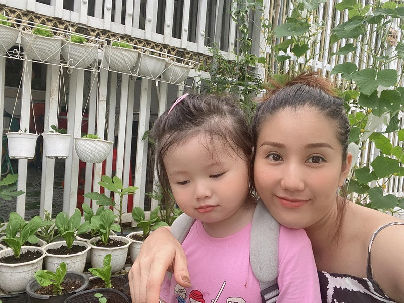 Năm 2018, Á hậu Bảo Như sinh con gái đầu lòng. Người đẹp đến từ Kiên Giang chia sẻ, khi mang bầu được 5 tháng, cô và bạn trai chia tay. Từ đó, đến nay, cô làm mẹ đơn thân, kín tiếng về chuyện tình cảm. Ảnh: FBNV