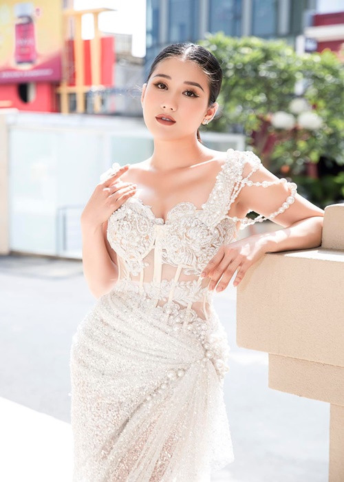 Nàng á hậu chia sẻ về mối quan hệ với Phan Thành trên Saostar: “Tôi là con nuôi của Hoa hậu Phu nhân người Việt toàn cầu Thu Hoài. Hôm đó mẹ nuôi tôi là người tổ chức bữa tiệc đón ngôi sao TVB Hồ Hạnh Nhi, mẹ bảo tôi đi cùng với bạn của mẹ chính là Phan Thành. Tôi gọi Phan Thành là cậu và xưng con. Tôi không nghĩ việc để Phan Thành hộ tống thoải mái tham dự sự kiện lại bị truyền thông chú ý như vậy. Ban đầu tôi cũng sợ mọi người hiểu lầm, nhưng do mẹ bảo không sao đâu, bạn của mẹ thì cứ đi thôi còn việc khác để mẹ lo nên tôi cũng an tâm phần nào”. Ảnh: FBNV