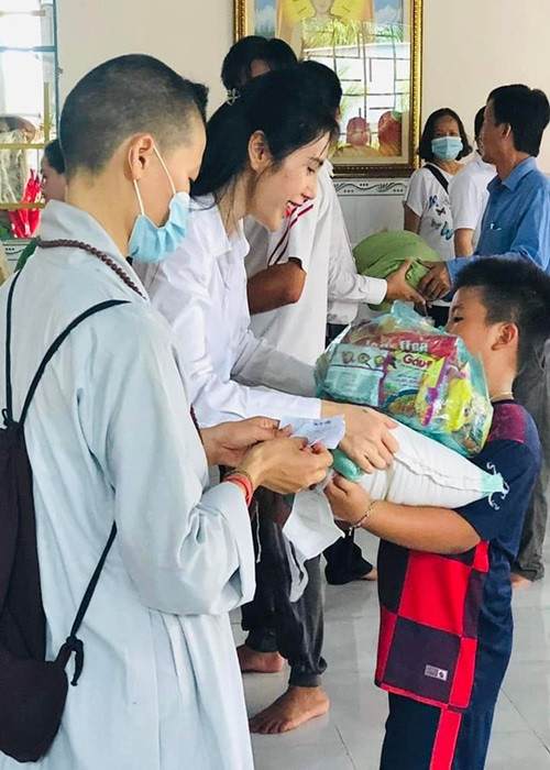 Cụ thể, cơ quan Cảnh sát điều tra đã có quyết định không khởi tố vụ án hình sự đối với các tin báo, tố giác bà Trần Thị Thủy Tiên (ca sĩ Thủy Tiên), ông Huỳnh Minh Hưng (ca sĩ Đàm Vĩnh Hưng), Huỳnh Trấn Thành (nghệ sĩ Trấn Thành), Bùi Đại Nghĩa (MC Đại Nghĩa) thiếu minh bạch trong việc vận động và sử dụng tiền từ thiện đợt mưa lũ miền Trung năm 2020.