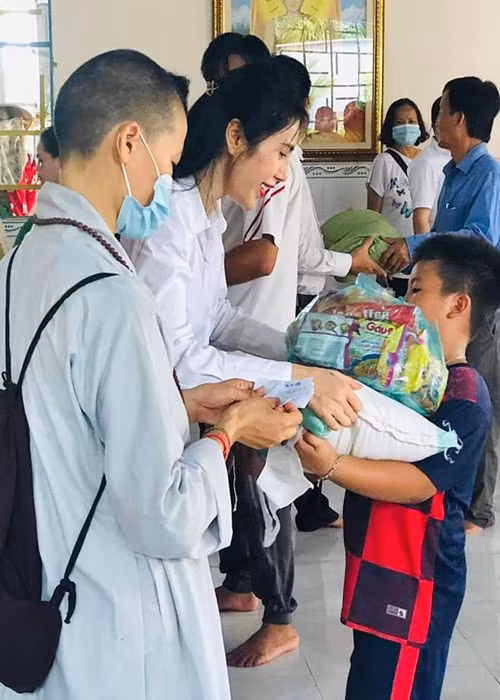 Cụ thể, cơ quan Cảnh sát điều tra đã có quyết định không khởi tố vụ án hình sự đối với các tin báo, tố giác bà Trần Thị Thủy Tiên (ca sĩ Thủy Tiên), ông Huỳnh Minh Hưng (ca sĩ Đàm Vĩnh Hưng), Huỳnh Trấn Thành (nghệ sĩ Trấn Thành), Bùi Đại Nghĩa (MC Đại Nghĩa) thiếu minh bạch trong việc vận động và sử dụng tiền từ thiện đợt mưa lũ miền Trung năm 2020.