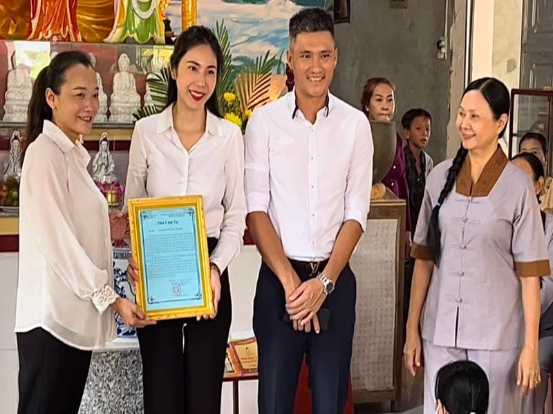 Mẹ đẻ của Thủy Tiên (ngoài cùng bên phải) cũng đi trao những suất quà.