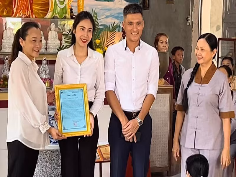 Mẹ đẻ của Thủy Tiên (ngoài cùng bên phải) cũng đi trao những suất quà.