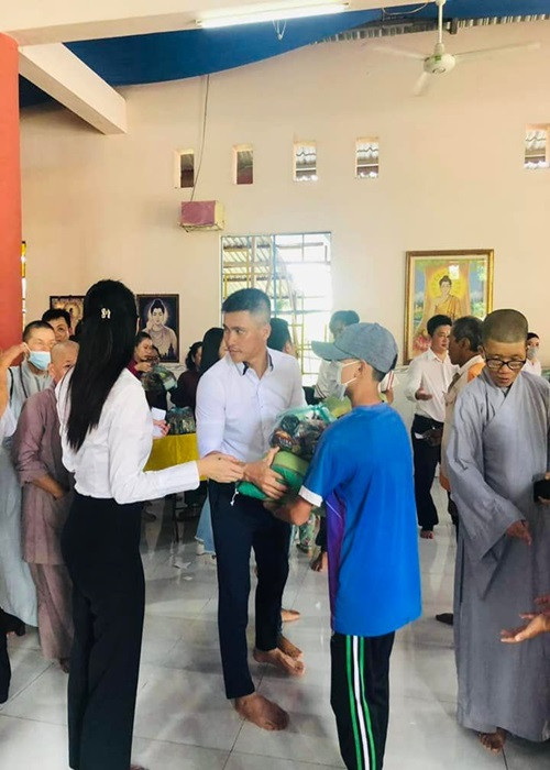 Thủy Tiên - Công Vinh diện áo trắng đồng điệu khi đi từ thiện mùa vu lan.