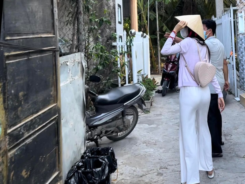 Trên trang cá nhân, nữ ca sĩ trải lòng: "Lại tiếp tục hoàn thành thêm được một căn nhà tình thương cho người khó khăn, nhìn thấy gia đình mừng vui mà mình hạnh phúc theo. Gửi thêm cho cô ít tiền vốn để tạo sinh kế làm ăn hy vọng sau này sẽ gặp may mắn vươn lên thoát nghèo".