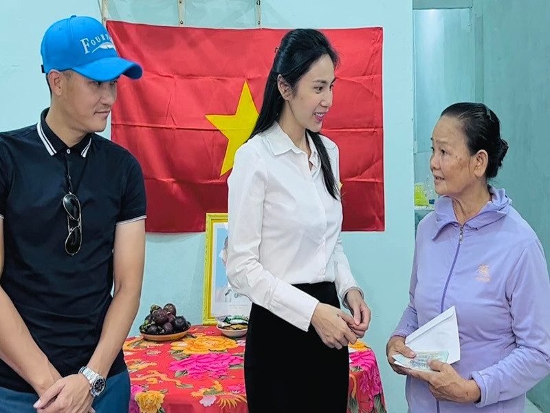 Người hâm mộ mừng rỡ khi Thủy Tiên tiếp tục làm từ thiện.