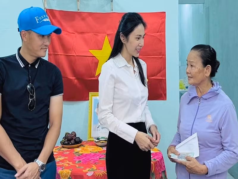 Người hâm mộ mừng rỡ khi Thủy Tiên tiếp tục làm từ thiện.