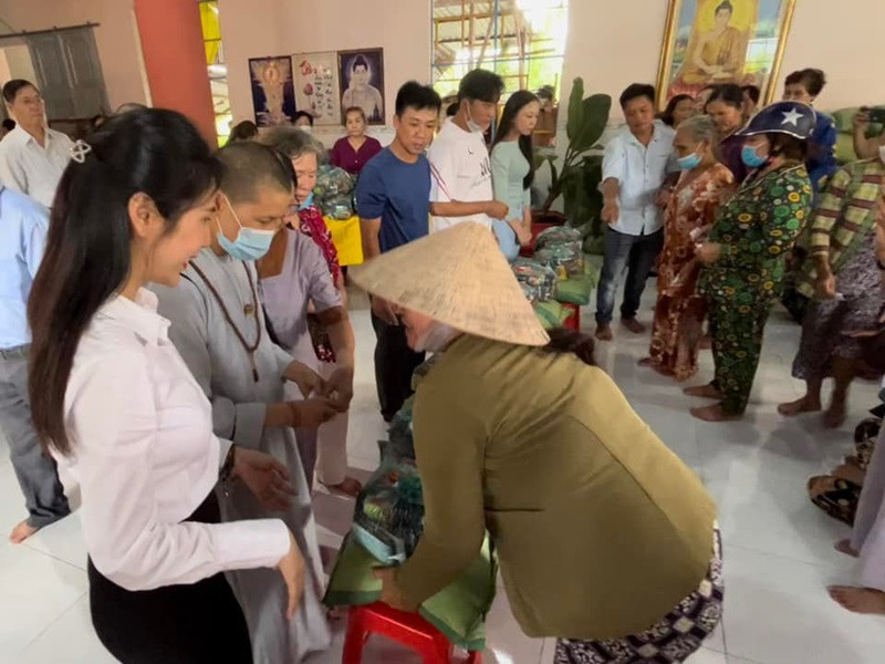 Vụ kêu gọi từ thiện miền Trung năm 2020 khiến Thủy Tiên lao đao vào năm 2021. Đến tháng 1/2022, cô được minh oan.